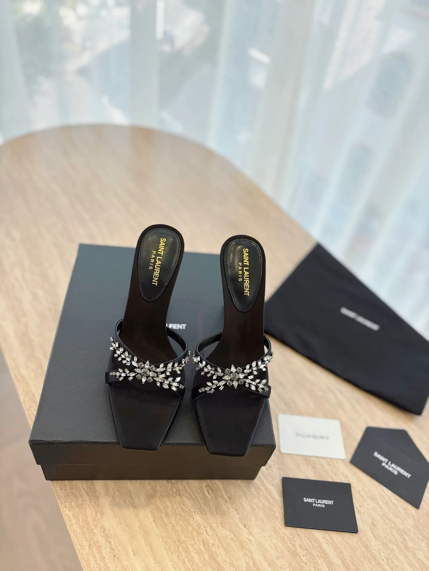 👟👟Ex-factory price 540👟👟 High version "SAINT LAUREN*" Saint Laurent YSL 25ss/spring and summer new catwalk style large rhinestone high-heeled shoes and sandals. Only YSL understands women's hearts best and does not accept refutation. It is a super invincible feminine artifact and a must-have for women (z-product full-body customization, own molded hardware accessories, perfect consistency). Compare the differences between pictures and goods on the market. ✔Upper: Customized imported calf patent leather/silk ✔Lining: Imported 🐑sheep leather ✔Sole: Imported genuine leather outsole ✔Heel height: 10.5cm ✔Number of yards: 35-39 (40 can be customized and non-returnable) (Full set of packaging)